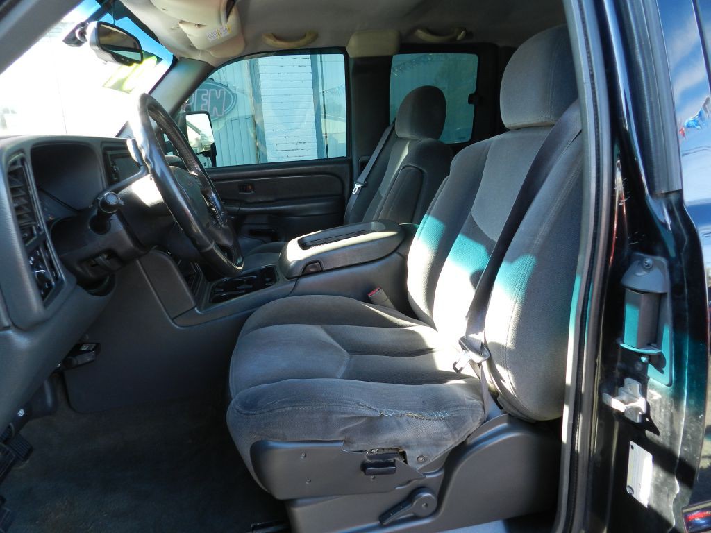 2004 GMC Sierra Image 2