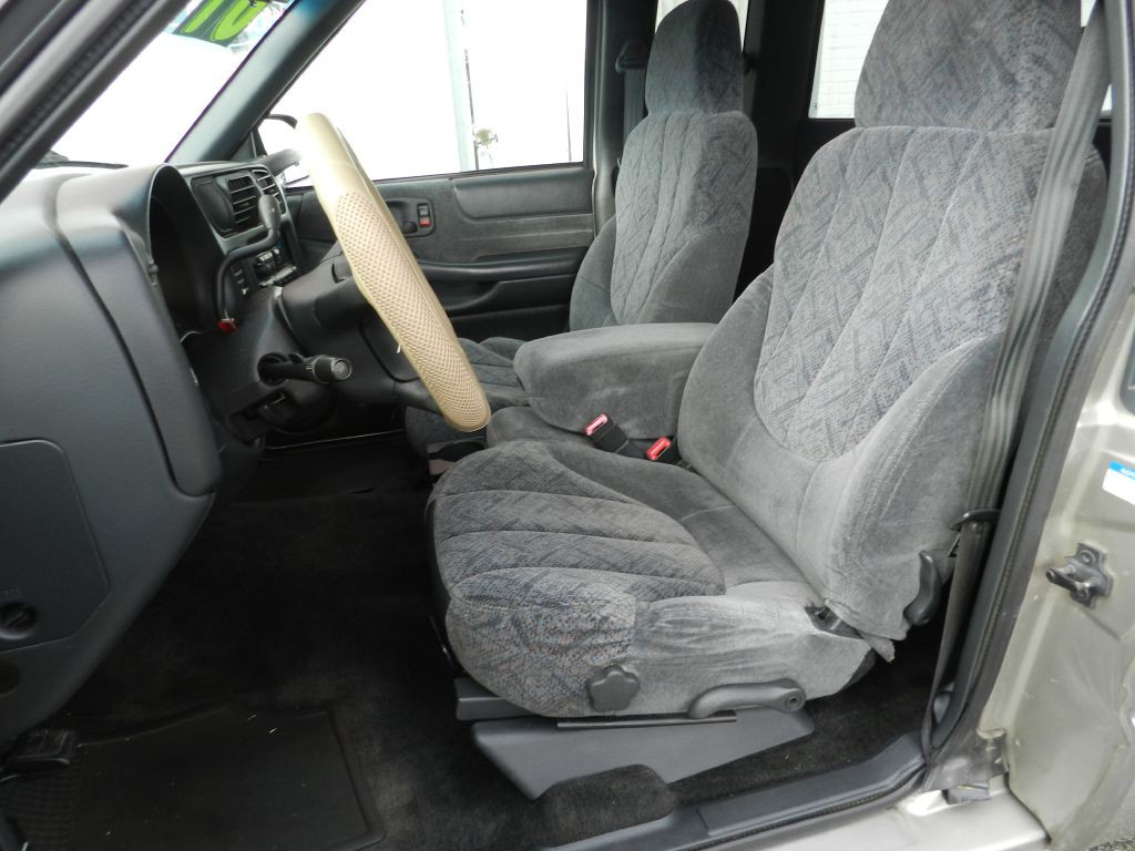 2001 GMC Sonoma Image 2