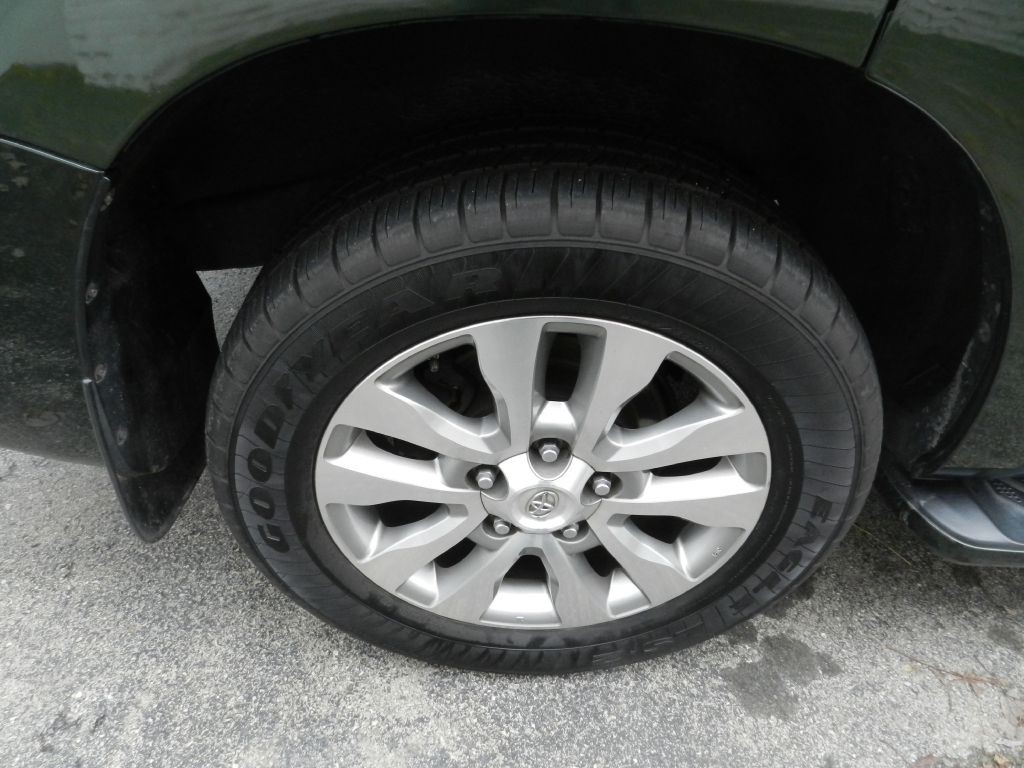 2010 Toyota Sequoia Image 24