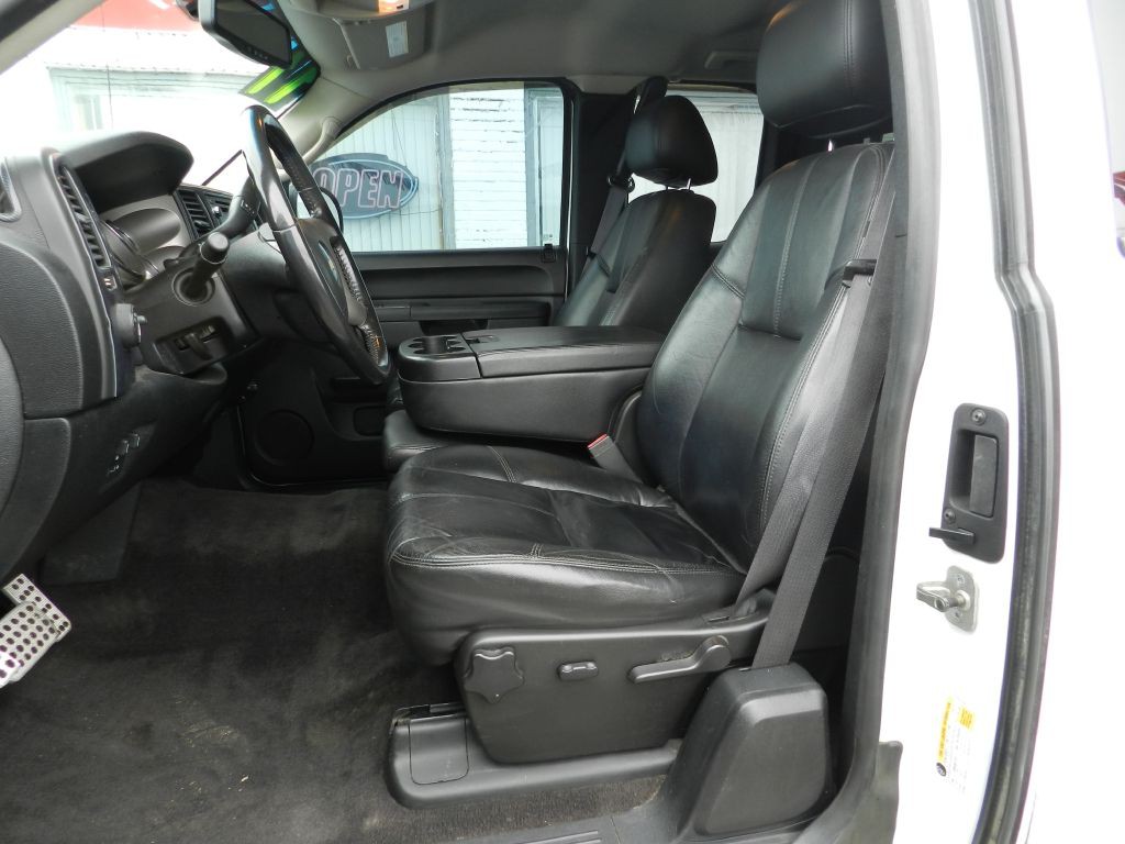 2011 Chevrolet Silverado 1500 Image 2