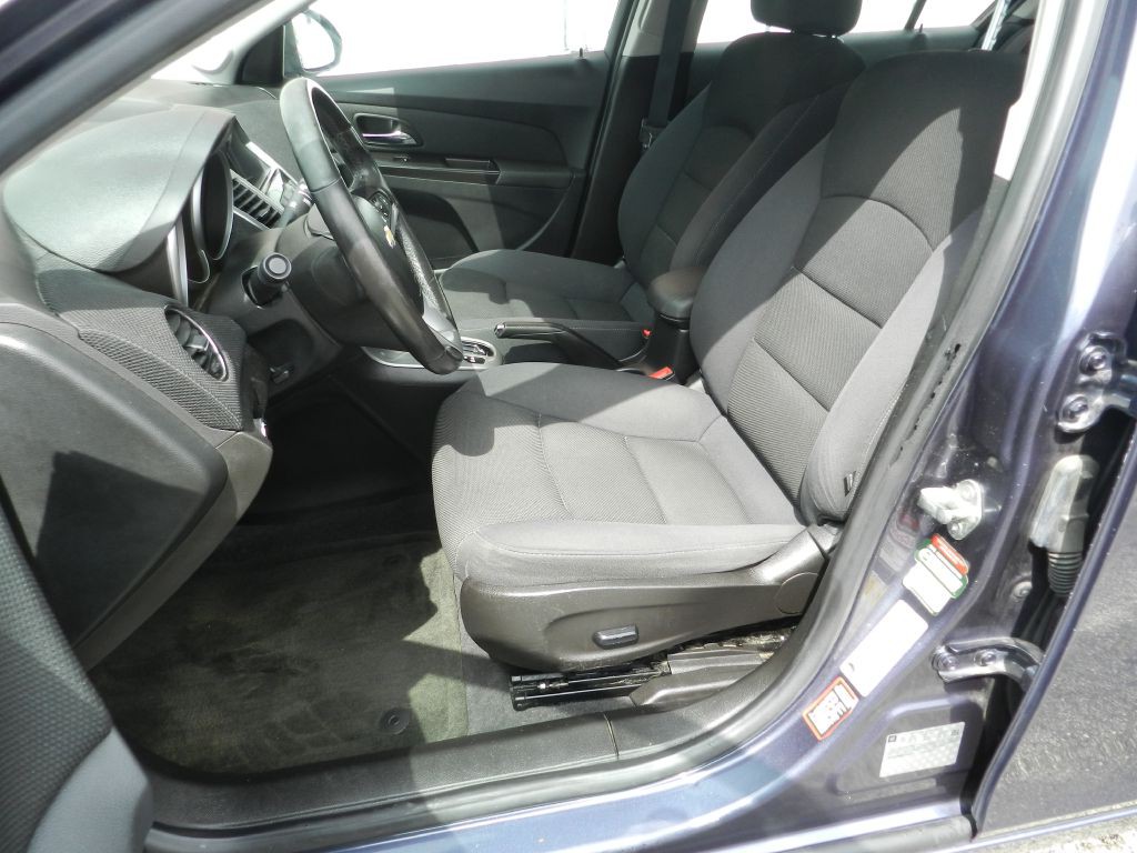 2013 Chevrolet Cruze Image 2