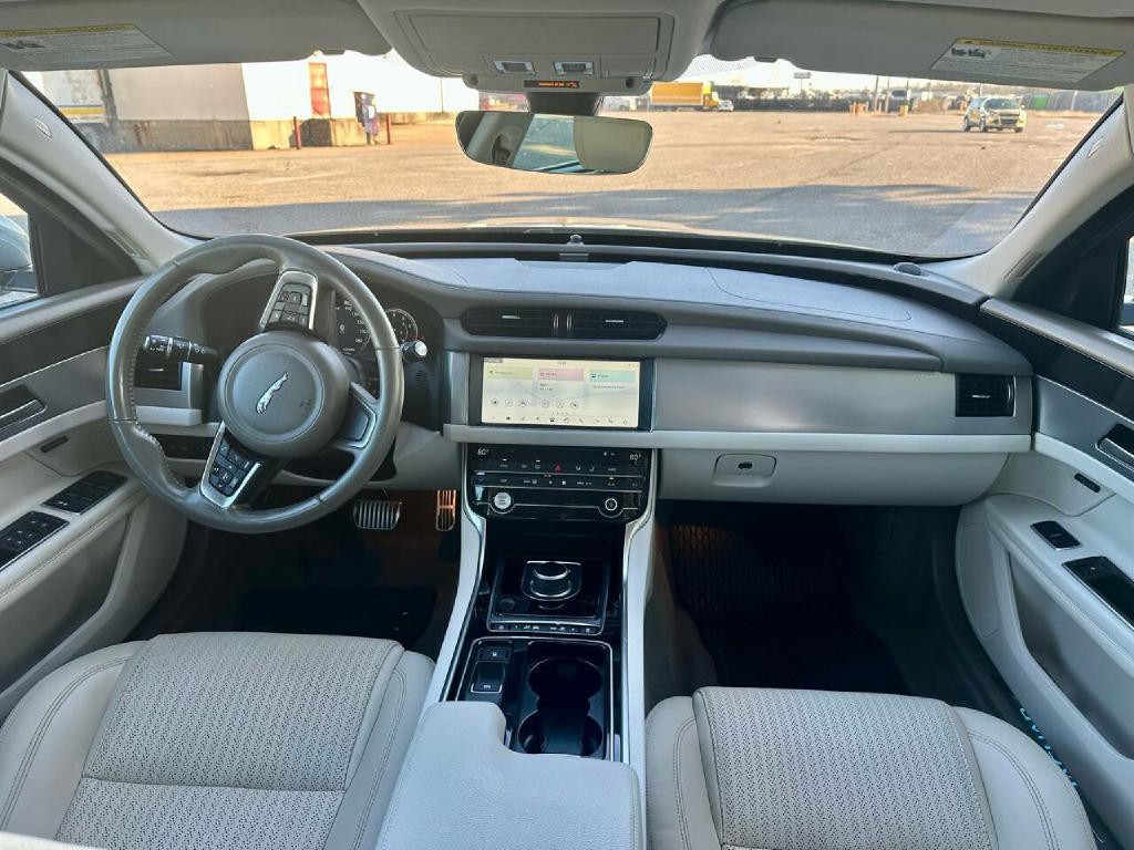 2020 Jaguar XF Image 16