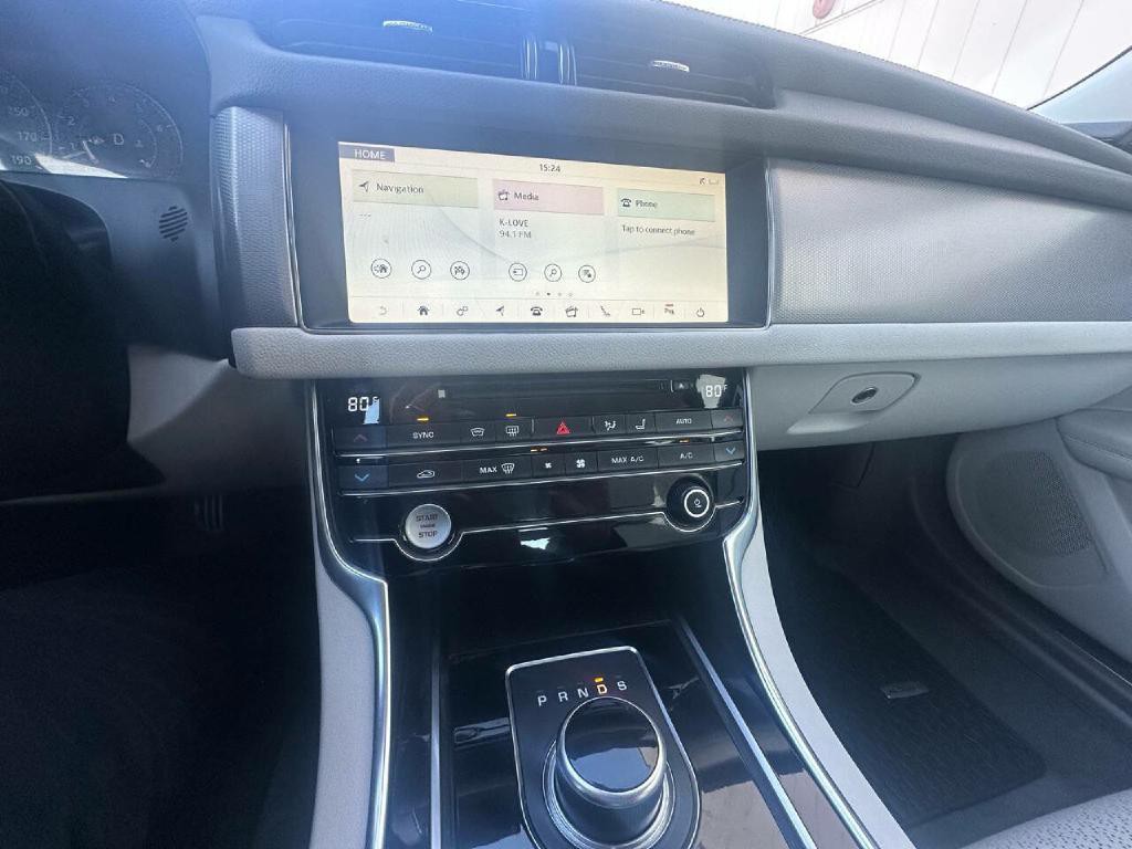 2020 Jaguar XF Image 24