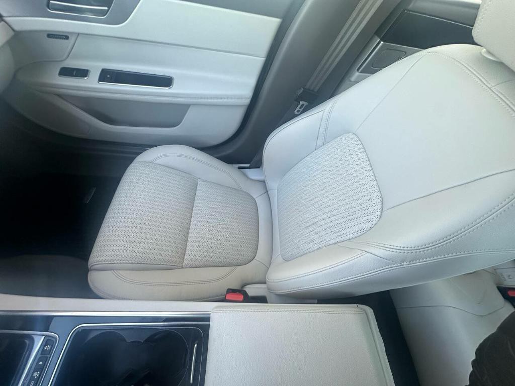 2020 Jaguar XF Image 27