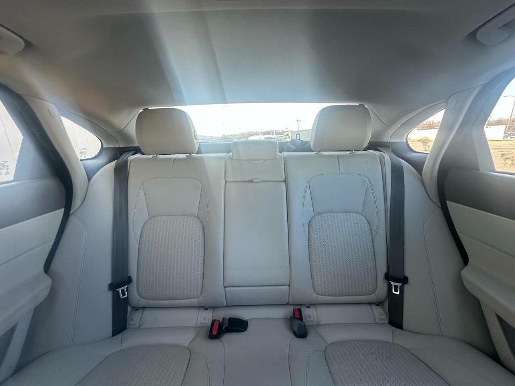 2020 Jaguar XF Image 32