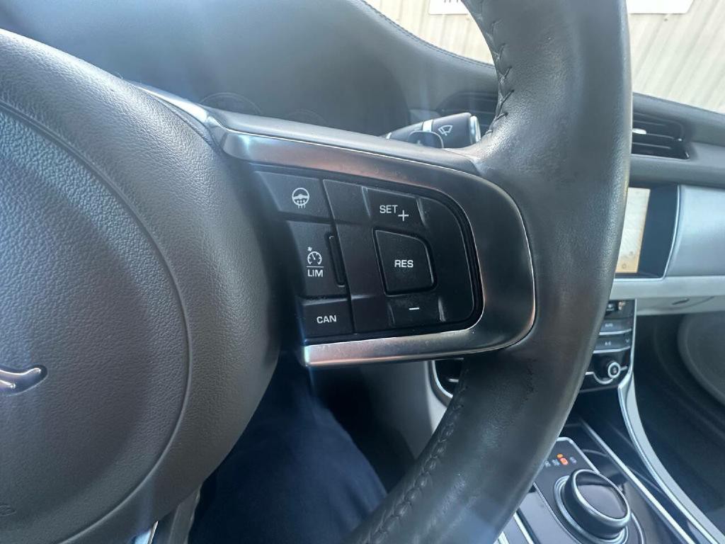 2020 Jaguar XF Image 39