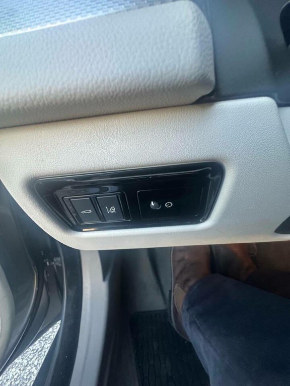 2020 Jaguar XF Image 42