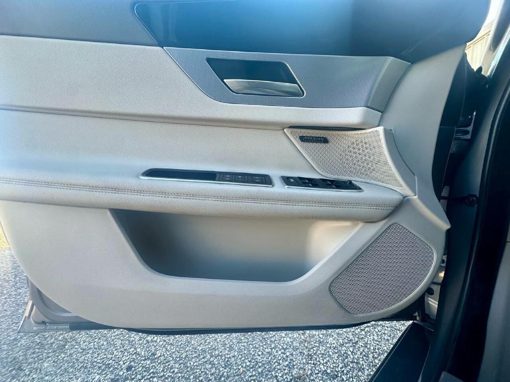 2020 Jaguar XF Image 44