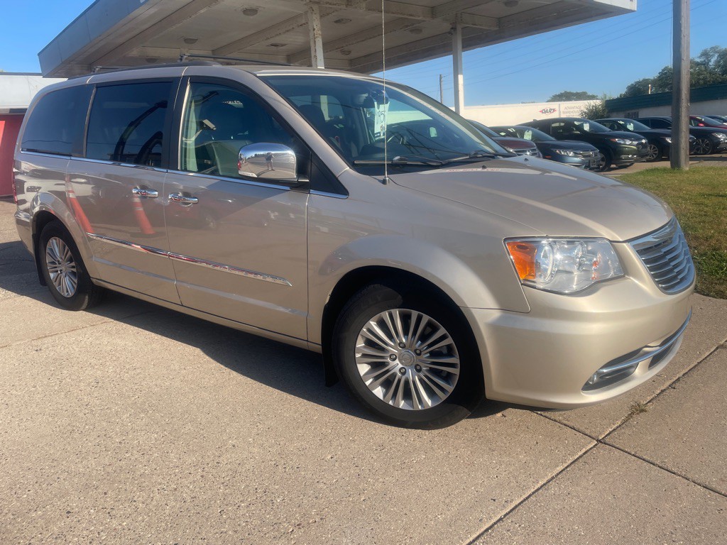 2015 Chrysler Town & Country Image 3