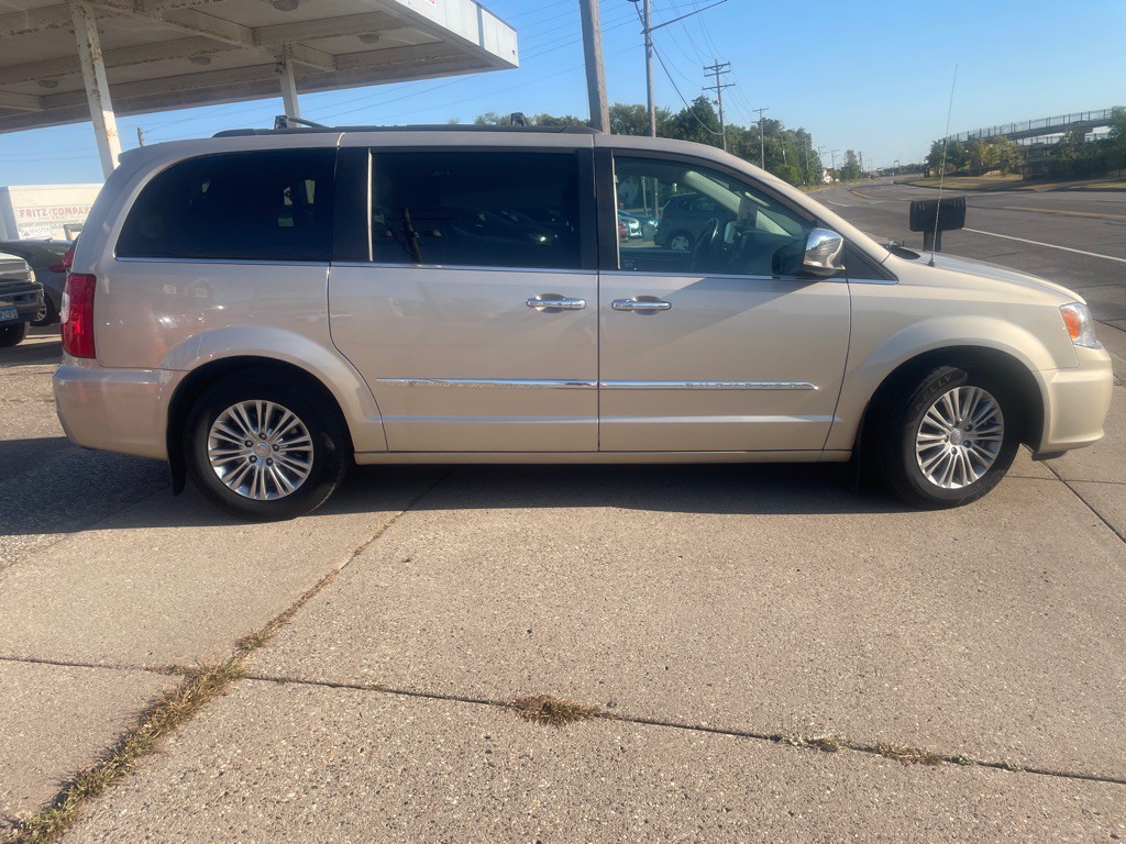 2015 Chrysler Town & Country Image 4