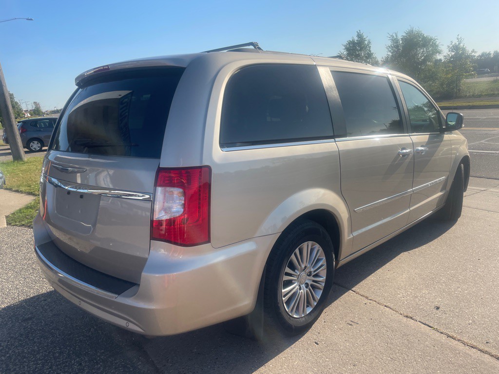 2015 Chrysler Town & Country Image 5