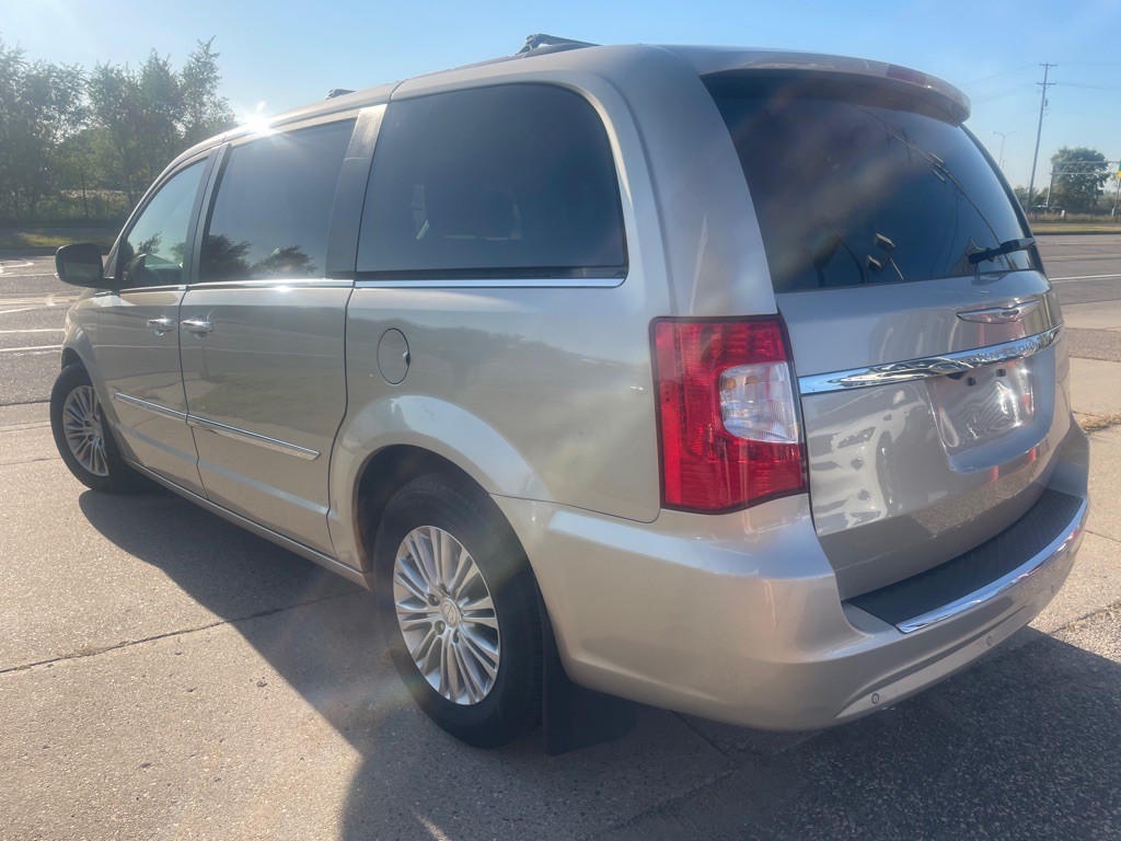 2015 Chrysler Town & Country Image 8