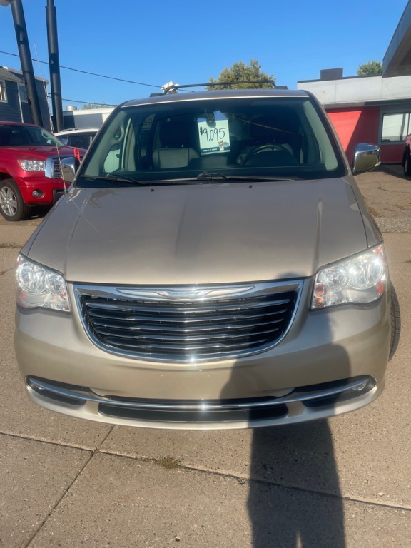 2015 Chrysler Town & Country Image 3