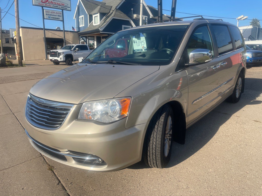 2015 Chrysler Town & Country Image 3