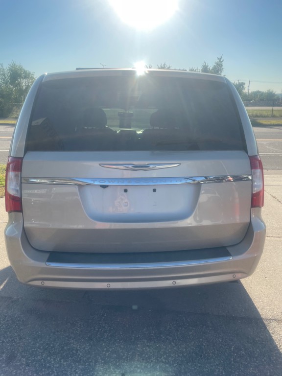 2015 Chrysler Town & Country Image 7