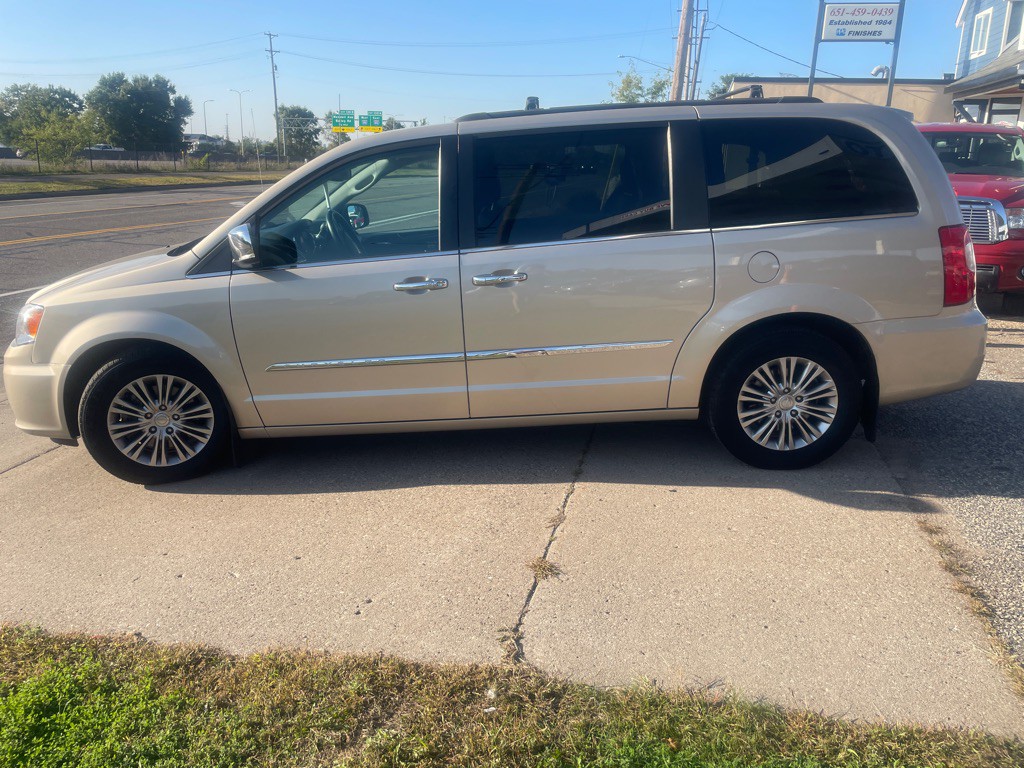 2015 Chrysler Town & Country Image 8