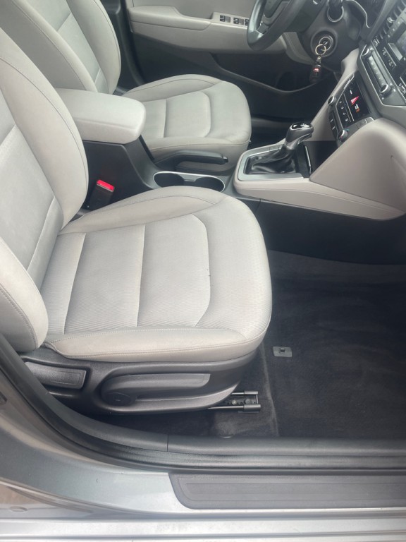 2017 Hyundai Elantra Image 19