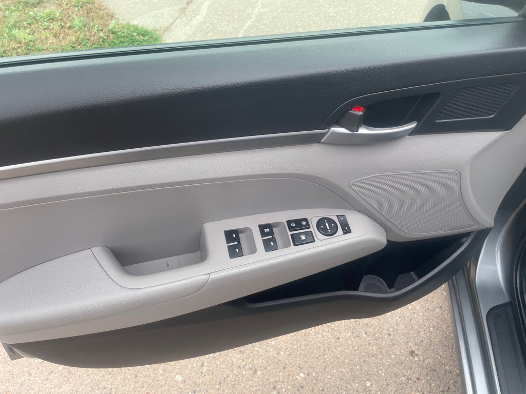 2017 Hyundai Elantra Image 28
