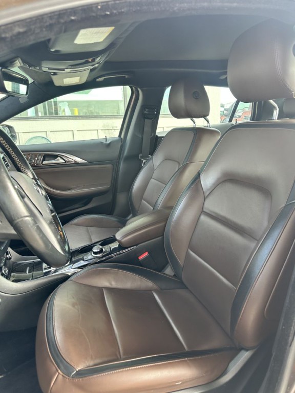 2017 INFINITI QX30 Image 2