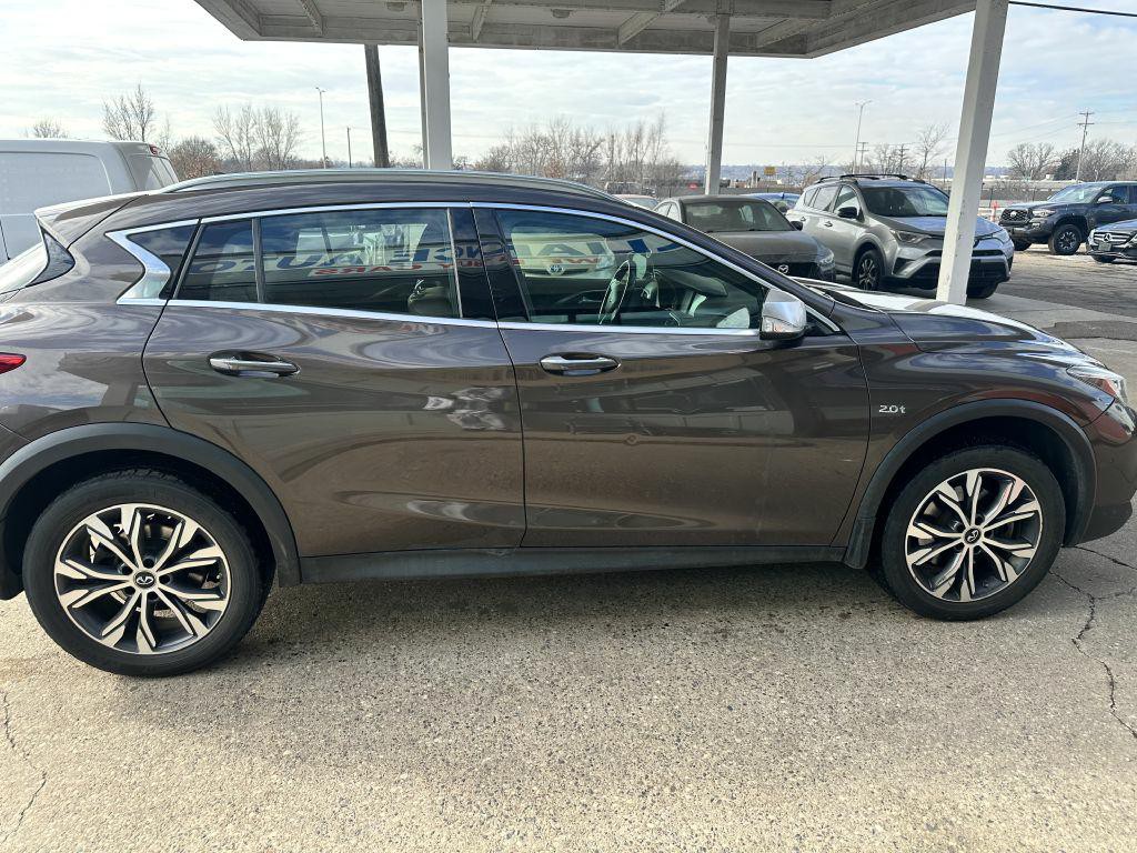 2017 INFINITI QX30 Image 5