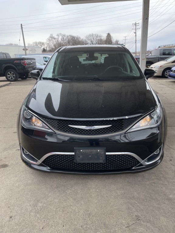 2017 Chrysler Pacifica Image 2