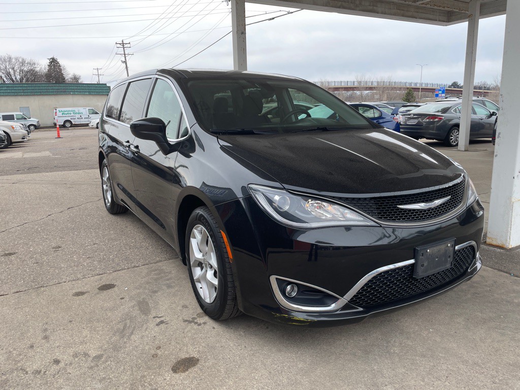 2017 Chrysler Pacifica Image 3