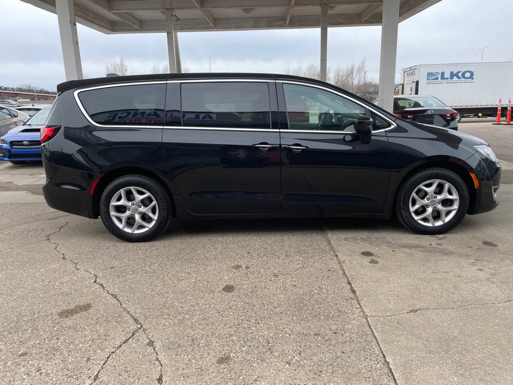 2017 Chrysler Pacifica Image 4
