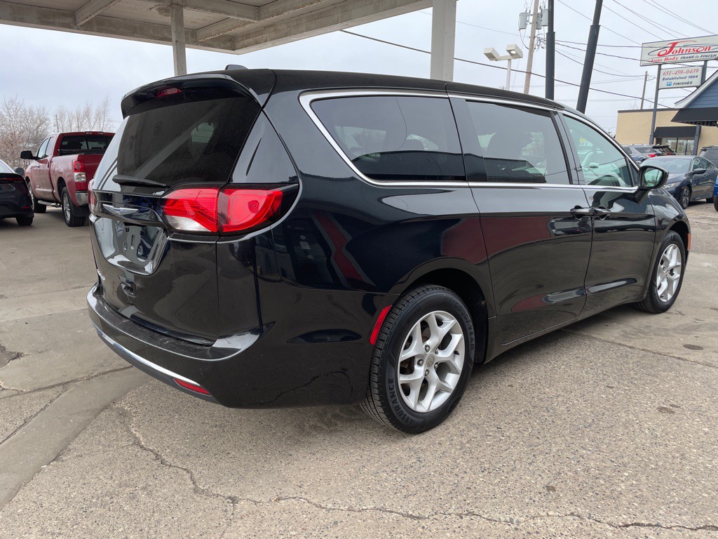 2017 Chrysler Pacifica Image 5