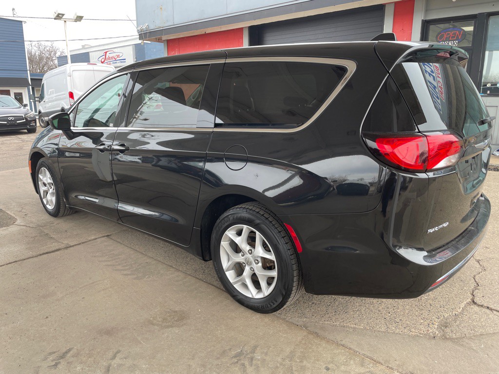 2017 Chrysler Pacifica Image 7