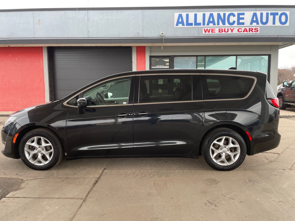 2017 Chrysler Pacifica Image 8