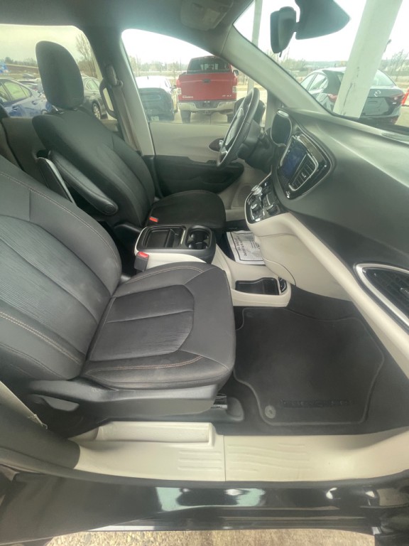 2017 Chrysler Pacifica Image 23