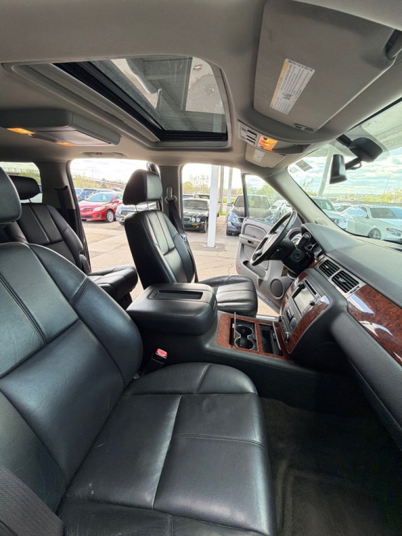 2008 Chevrolet Suburban Image 12