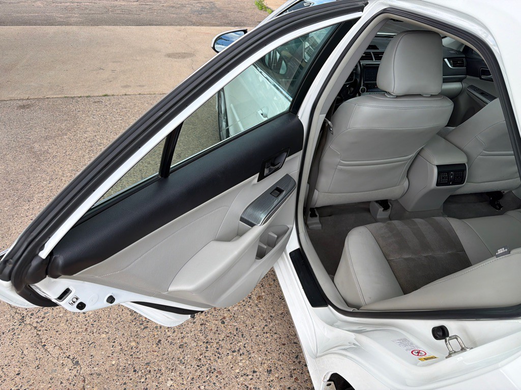2014 Toyota Camry Image 8