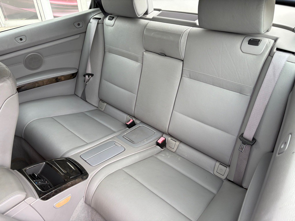 2010 BMW 3 Series Image 17