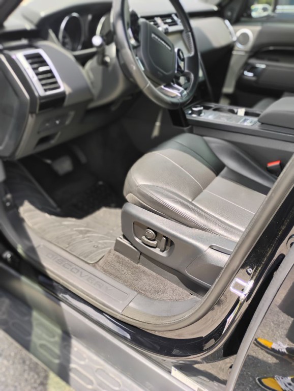 2020 Land Rover Discovery Image 11