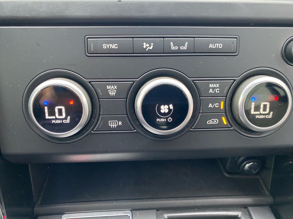 2020 Land Rover Discovery Image 21