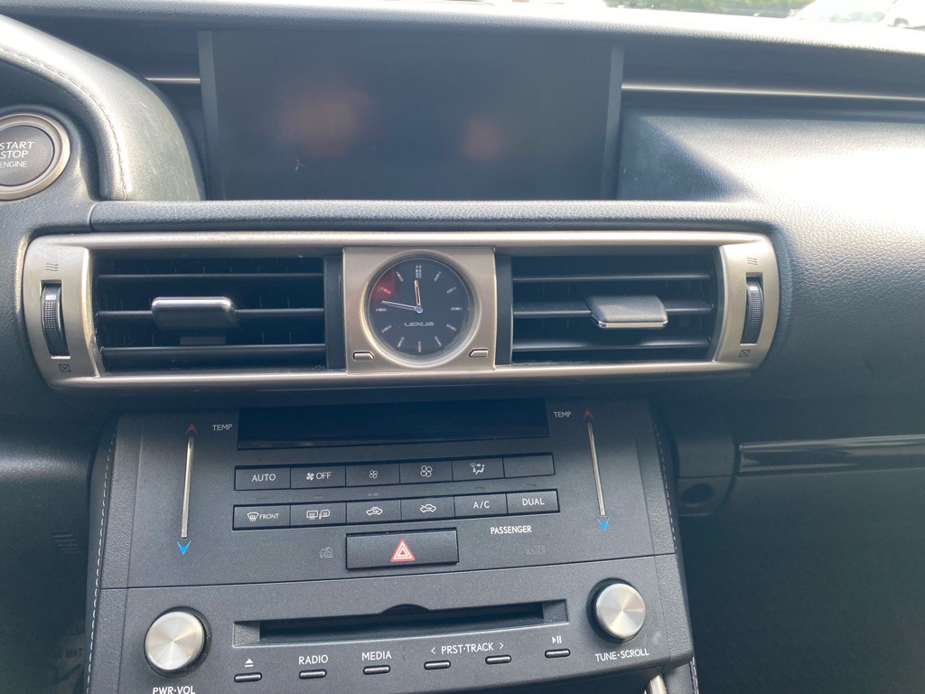 2015 Lexus IS Image 21