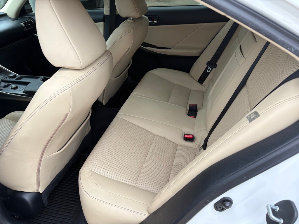 2015 Lexus IS Image 11