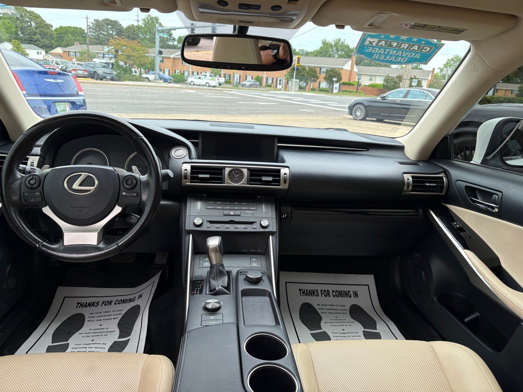 2015 Lexus IS Image 12