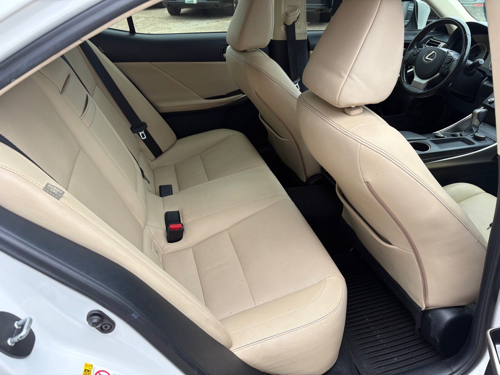 2015 Lexus IS Image 13