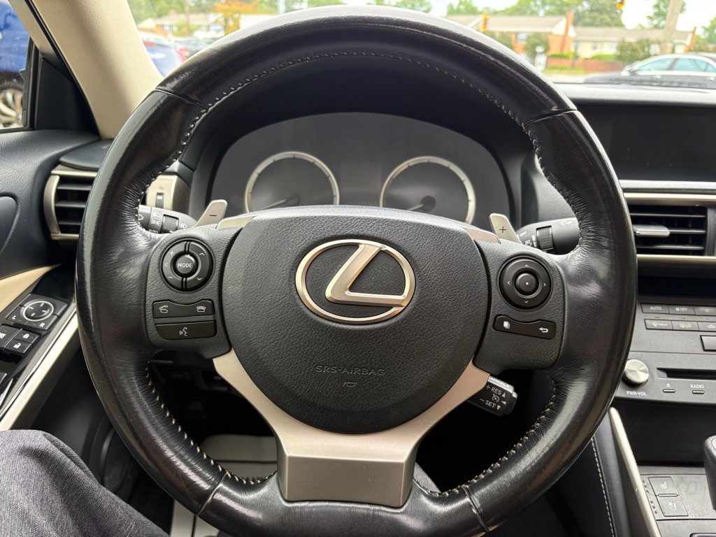 2015 Lexus IS Image 17