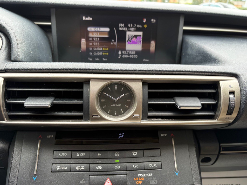 2015 Lexus IS Image 21
