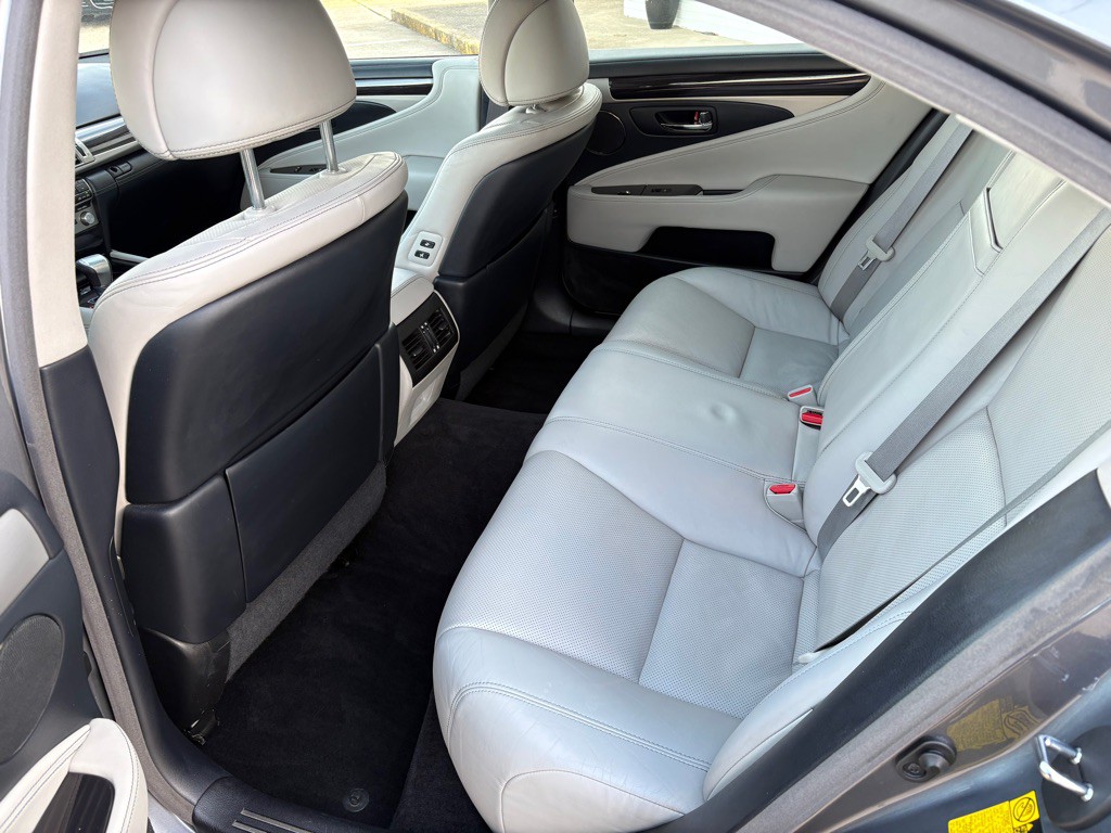 2015 Lexus LS Image 11