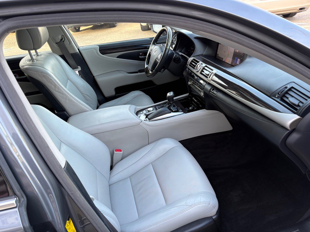 2015 Lexus LS Image 14