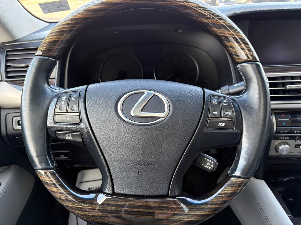 2015 Lexus LS Image 18