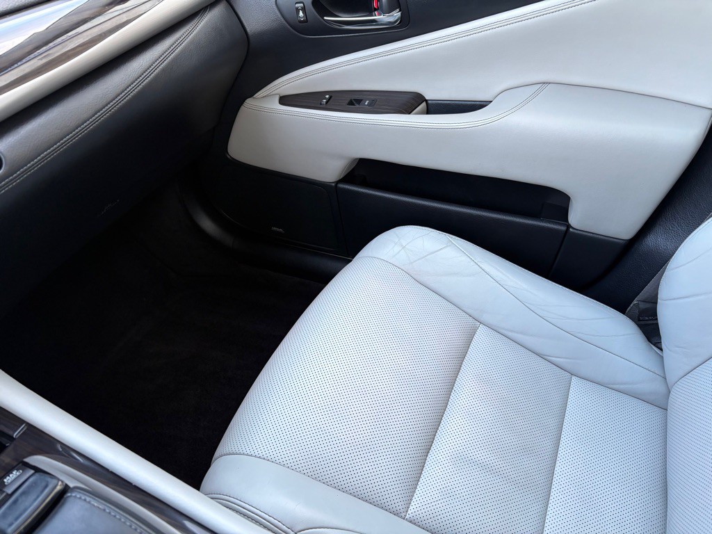 2015 Lexus LS Image 26