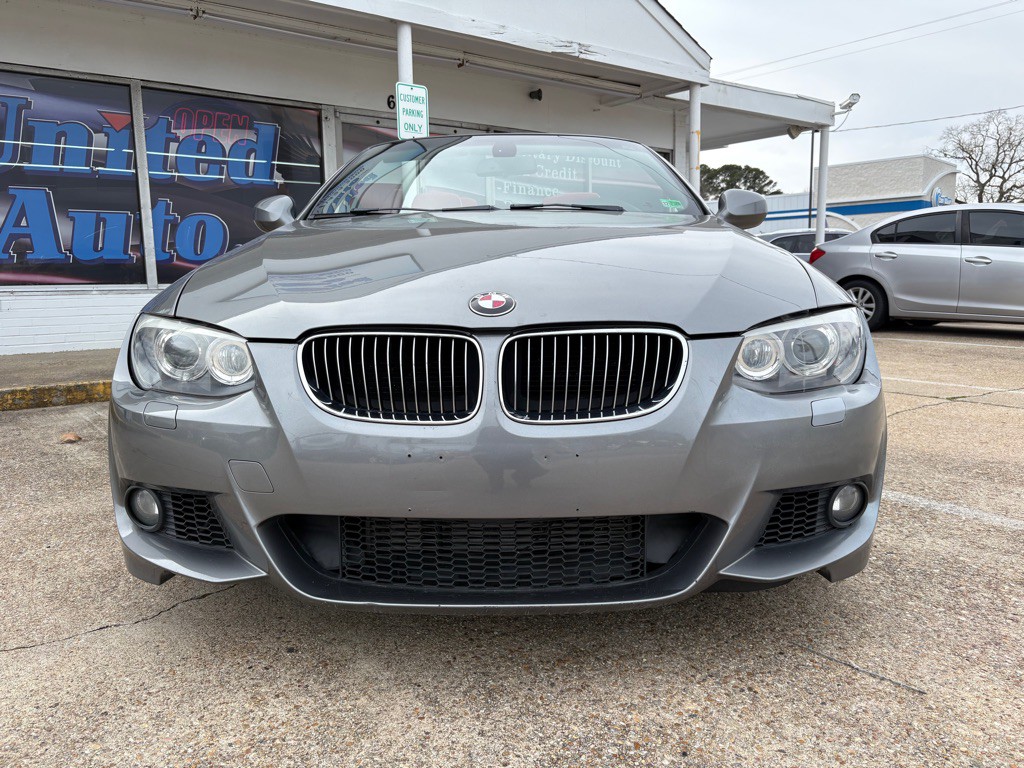 2011 BMW 3 Series Image 2