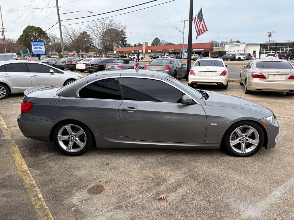 2011 BMW 3 Series Image 12