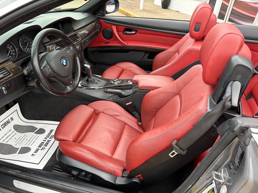 2011 BMW 3 Series Image 17