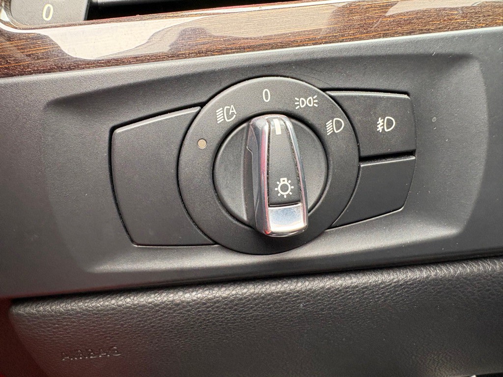 2011 BMW 3 Series Image 24